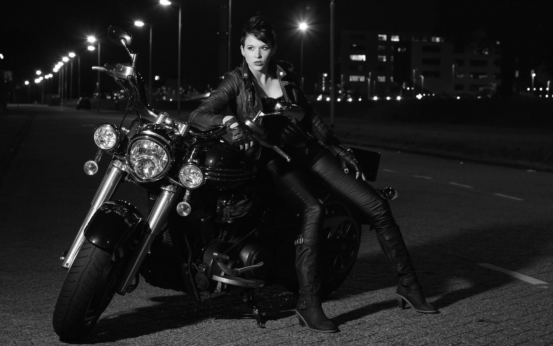Photo Beautiful girls and motorcycles in Louisville